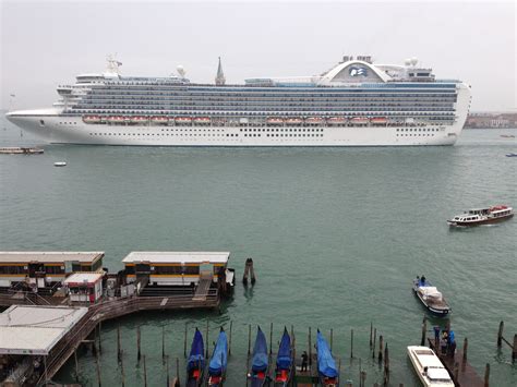 can cruise ships dock in venice